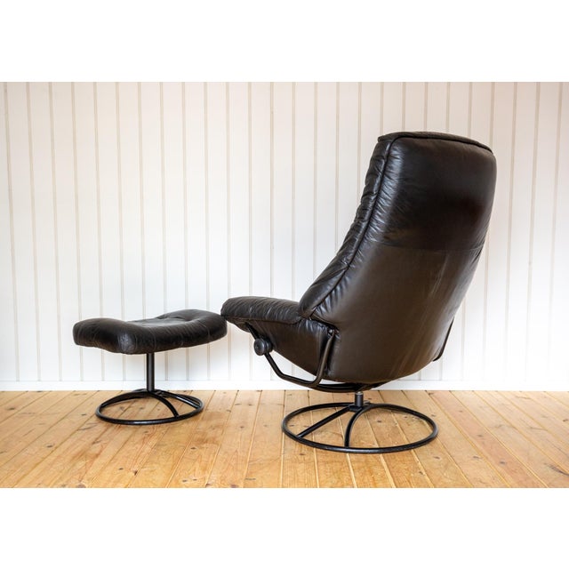 Metal Mid-Century Norwegian Black Leather Stressless Lounge Chair and Ottoman Set from Ekornes, 1980s, Set of 2 For Sale - Image 7 of 18