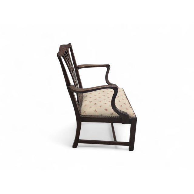 Armchair in walnut wood and white fabric. Excellent general conditions. Dimensions 92 x 68 x 52 cm (height, width, depth)...