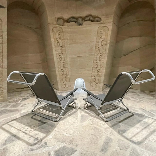 1970s Mid-Century Modern Pair of Modern Folding Beach Lawn Chairs in Gray by Telescope Ny For Sale - Image 5 of 13