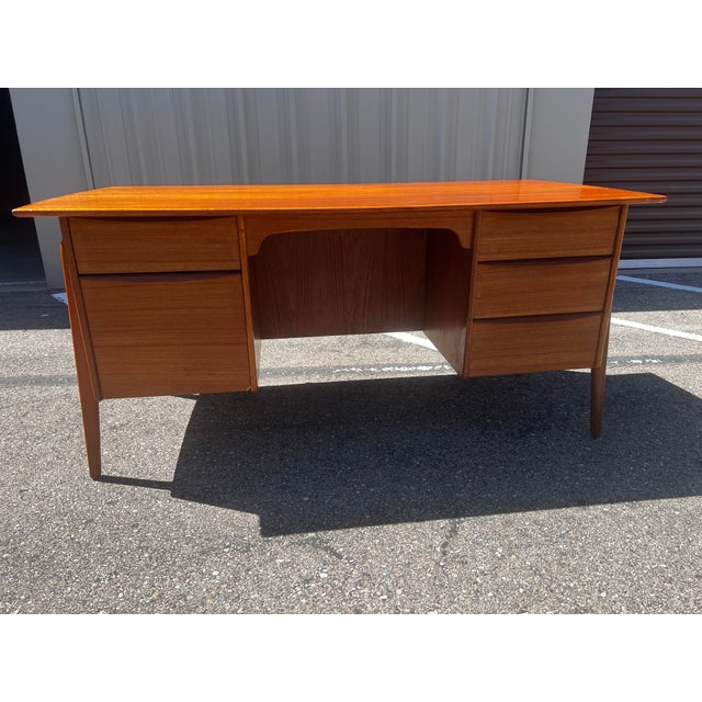 Great Executive desk Produced by Sigurd Hansens Møbelfabrik, this specific model is often identified as Model 88. Desks in...