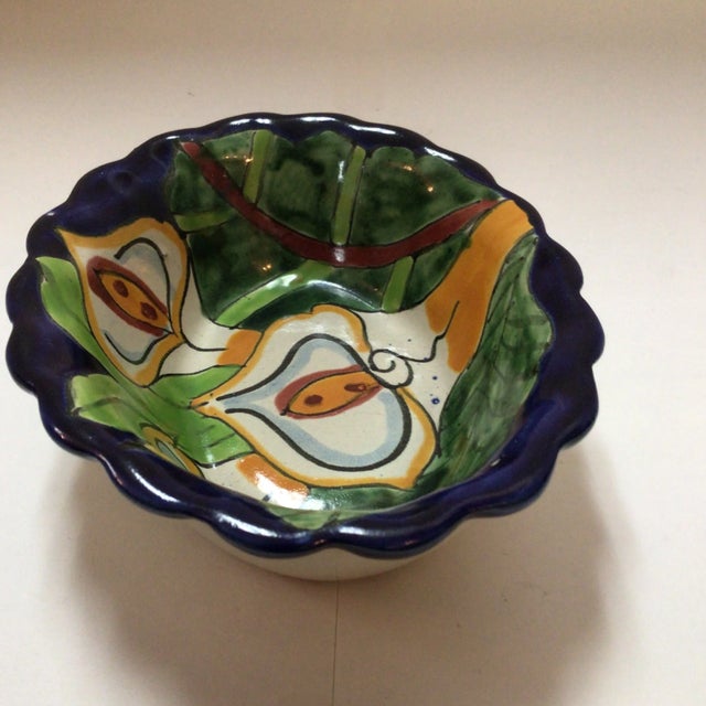Vintage Talavera Mexican Majolica Calla Lily Bowl With Scallop Edge and a Floral Painted Salsa/Dip Bowl - Set of 2 For Sale - Image 11 of 13