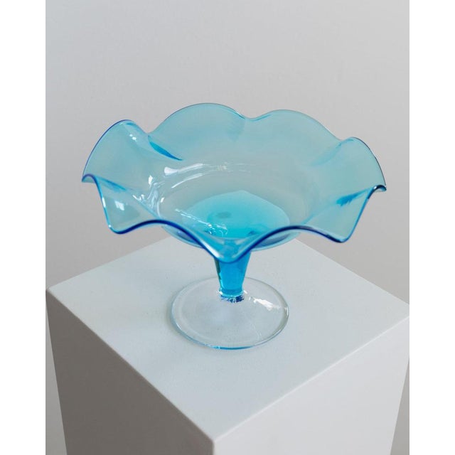 Create elegance in your home with this vintage Murano glass bowl, which was made in Italy in the 1980s. with its bright...