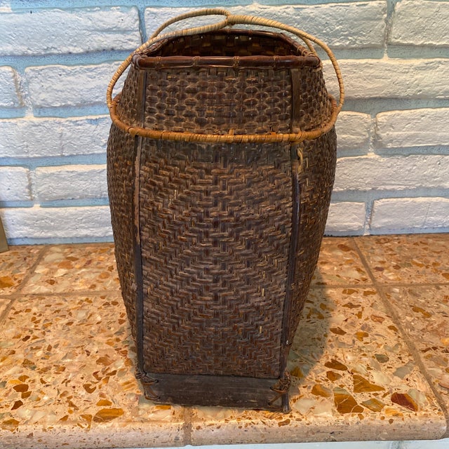 Rustic Antique Early 20th Century Woven Grain Basket From the Philippines For Sale - Image 3 of 10