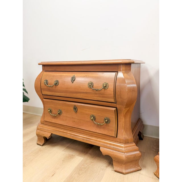 Late 20th Century Vintage Century Furniture Provincial Curvy Nightstand Pair Classic Bedroom Table, 2 Pieces For Sale - Image 5 of 17