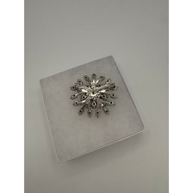 Vintage Glam Rhinestone Snowflake Starburst Brooch Silver Tone For Sale In Miami - Image 6 of 7