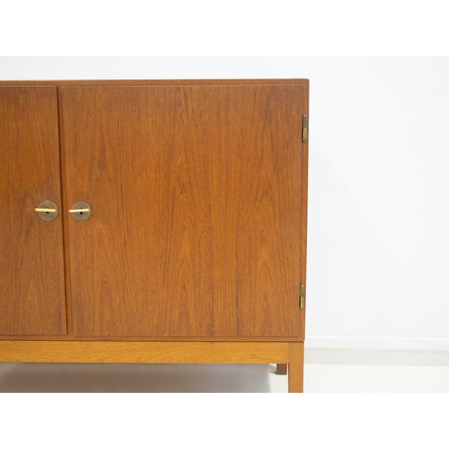 Børge Mogensen sideboard of teak with two doors in the front. Inside with shelves and pullout trays. Please note that the...