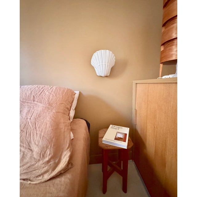 Sculpture Materials Shell-Shaped Wall Sconces in Matte White Plaster, France, 1970, Set of 2 For Sale - Image 7 of 9