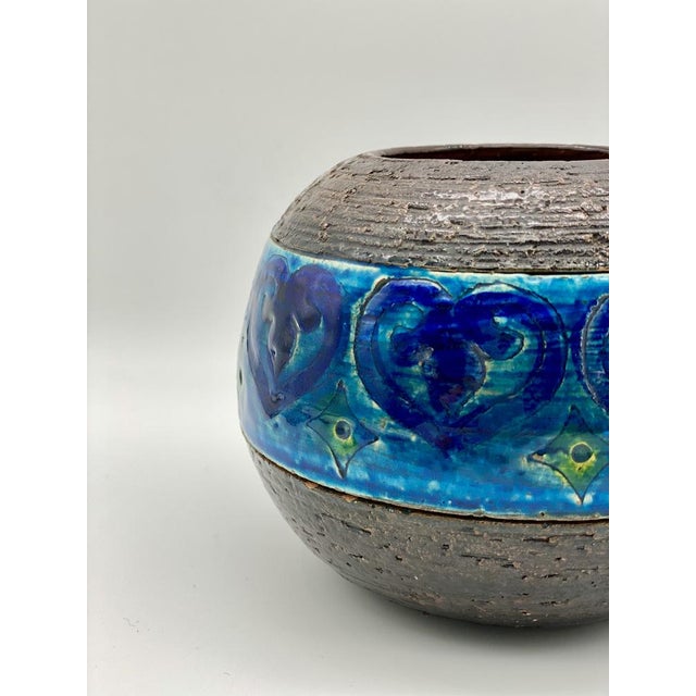 Small round "scratched" ceramic vase with a central glazed band decorated in shades of blue. Height 10 cm, diameter 12 cm....