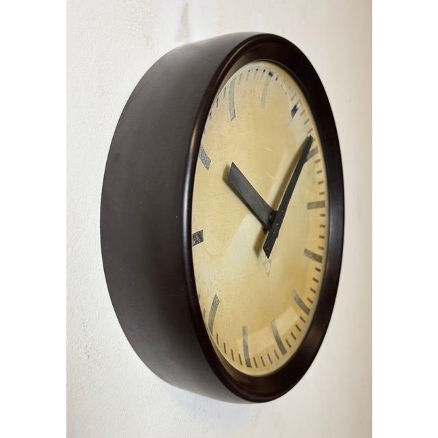1960s Industrial Brown Bakelite Factory Wall Clock from Pragotron, 1960s For Sale - Image 5 of 18