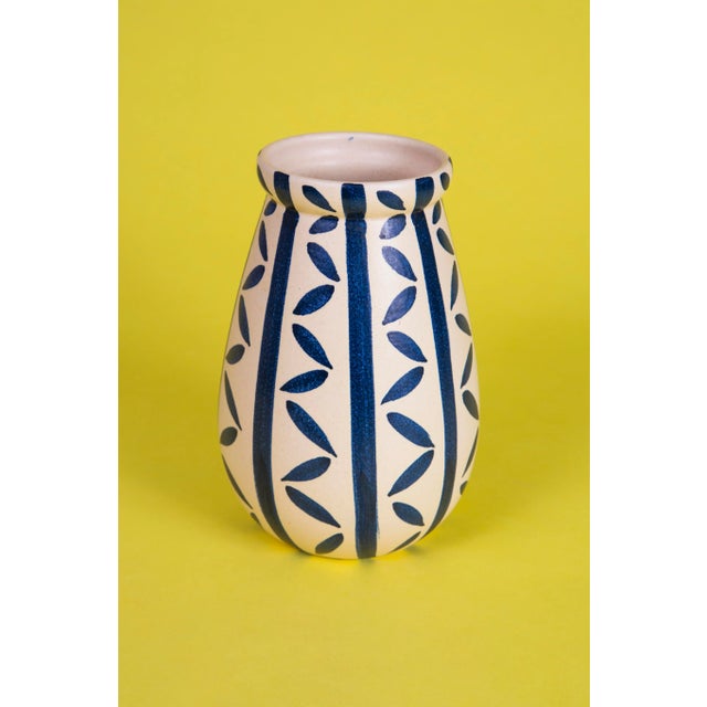 Wonderful hand painted Italian "Leaf Vase" from Flavia Montelupo. 1970's vintage and in pristine cosmetic condition....