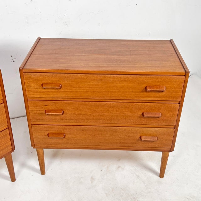 Poul Volther C. 1960s Carl Aage Skov for Munch Mobelfabrik Teak Three Drawer Chests - A Pair For Sale - Image 4 of 15