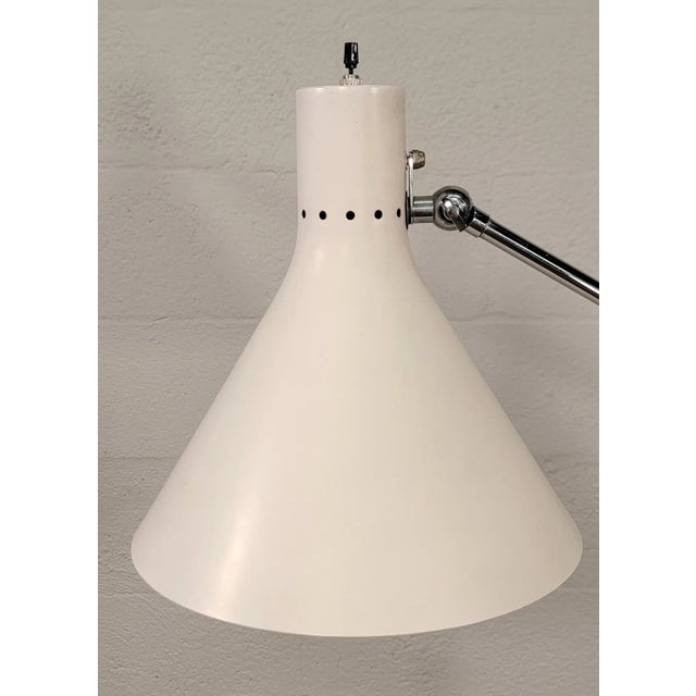 White articulating single-arm floor lamp by Gino Sarfatti for Arteluce. Adjustable height. Carrara marble base and black...
