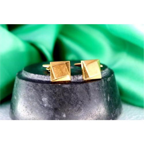 Square gold cufflinks with geometric figures. Metal: Gold. Origin: Portuguese. Brand: Dragão. Weight: 6.21 grams....