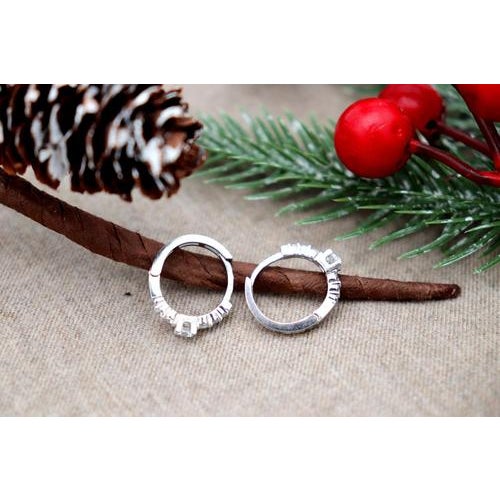 18 Karat White Gold Earrings with Calibrated Zirconias, Set of 2 For Sale - Image 5 of 5