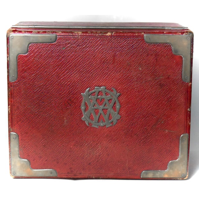 English Victorian/Edwardian jewelry box, circa 1900. Having crimson red leather exterior, deep emerald silk velvet-lined...