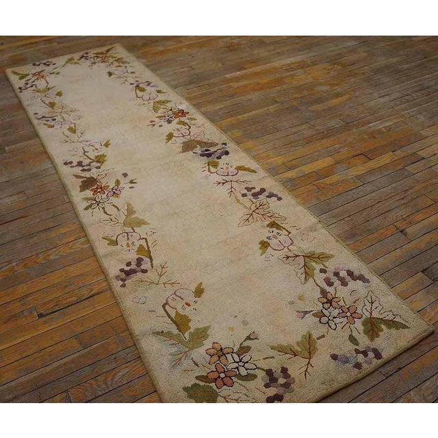 1930s Tan Beige Floral Folk Art Antique American Hooked Handknotted Wool Runner For Sale - Image 4 of 13