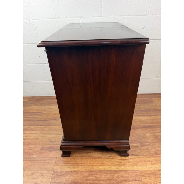 2000 - 2009 Stickley Colonial Williamsburg Georgian Mahogany Chest of Drawers End Table For Sale - Image 5 of 9