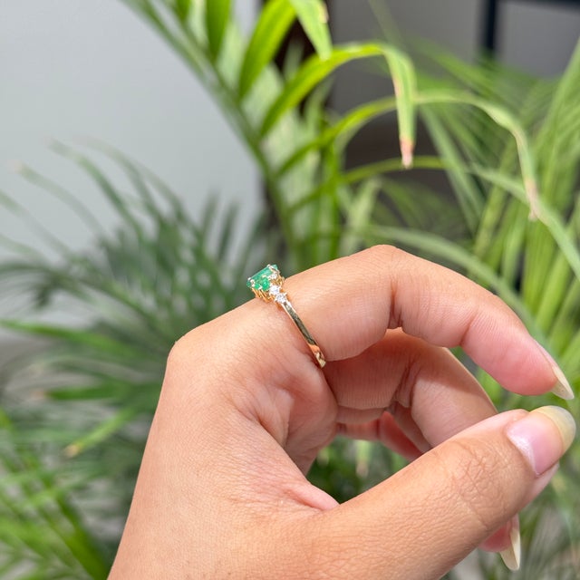 14k Gold 1.09ct Natural Oval Emerald & Diamond Cluster Ring Size 6 For Sale - Image 9 of 18