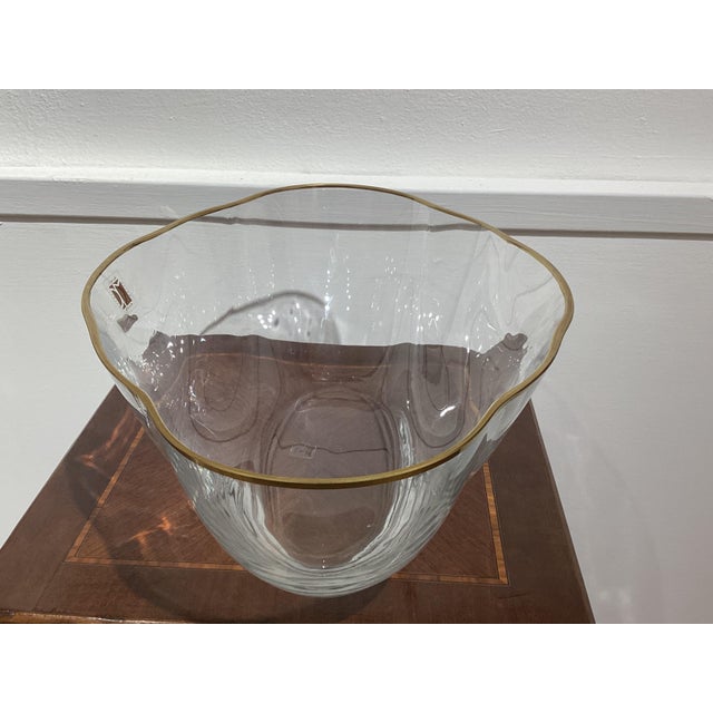 Mid-Century Modern Clear Murano Glass Centerpiece Vase with Gold Rim by Carlo Moretti, 1980s For Sale - Image 3 of 12