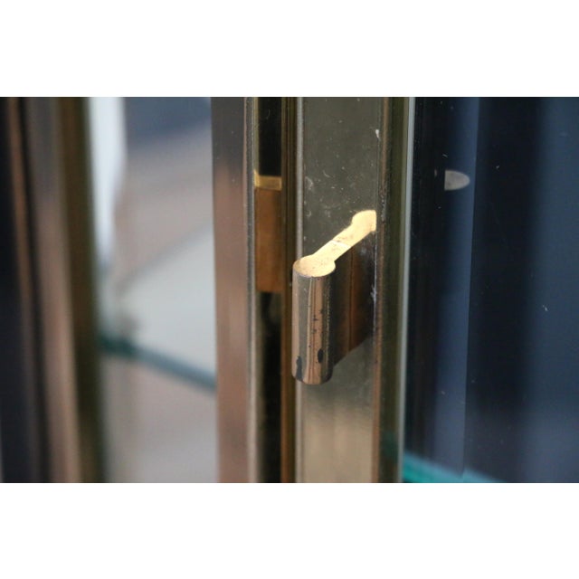 Pair of Mid-Century Modern Henredon Black Lacquer & Brass Glass Display Cabinets With Lighting For Sale - Image 9 of 18