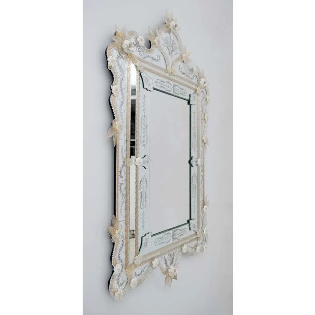 It is a delicious Venetian classic mirror of the island of Murano gold color with flower finish in white gold, engraved...