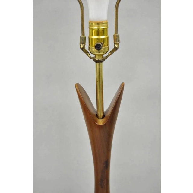 Vintage Mid Century Modern Sculptural Walnut Table Lamp by Modernera MFG Co For Sale - Image 4 of 13