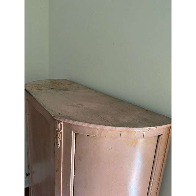 Wood Antique French Louis XV Revival Painted Display Cabinet With Curved Glass Panel – Circa 1880–1910 For Sale - Image 7 of 10