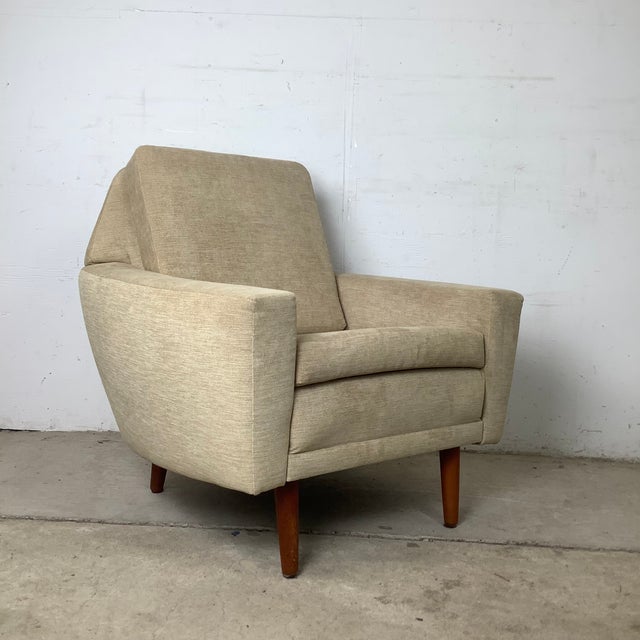 There is something quietly special about this 1960s Scandinavian Modern lounge chair — and it becomes clear the moment you...