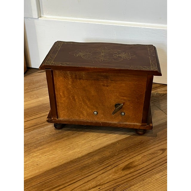 Vintage Jewlery Music Box For Sale In New York - Image 6 of 9