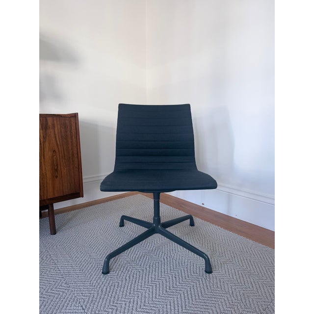 Mid-Century Modern Eames Aluminum Group Side Chair by Charles and Ray Eames for Herman Miller, Charcoal Fabric and Charcoal Base For Sale - Image 3 of 5