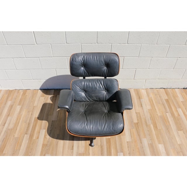 Wood 1960s Herman Miller Eames Lounge Chair & Ottoman in Brazilian Rosewood and Black Leather For Sale - Image 7 of 18