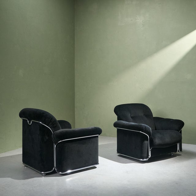 This pair of bulky lounge chairs from the 1970s combines distinctive modern design with exceptional comfort. Upholstered...