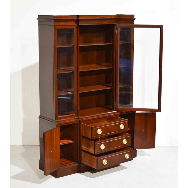 Wood Mid Century Traditional Style Mahogany Display Curio China Cabinet by RWay For Sale - Image 7 of 14