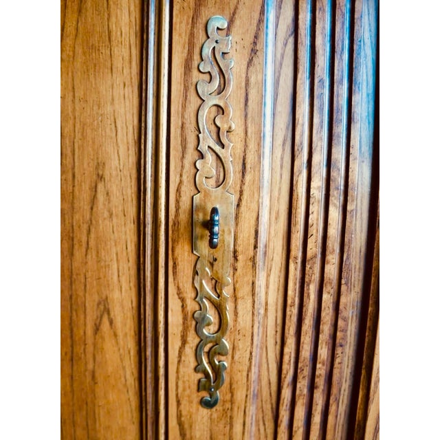 Baker Furniture Company 1980s Baker Furniture Lighted China Cabinet With Mirrored Back and Pull-Out Shelf For Sale - Image 4 of 6