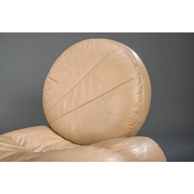Iconic pair of Calipso C35 lounge chairs by Saporiti, produced in Italy in the 1980s. Upholstered in original light...