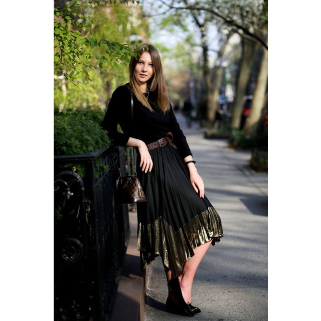 2000 - 2009 Miriam Salat Resin & White Topaz Hoop Classic Chic Vintage Earrings For Sale - Image 5 of 18