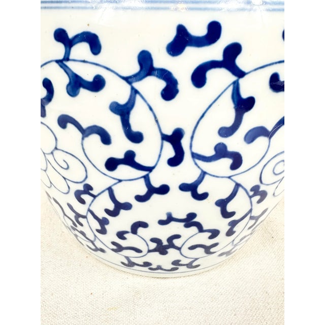 Vintage Blue and White Ginger Jar For Sale In New Orleans - Image 6 of 7