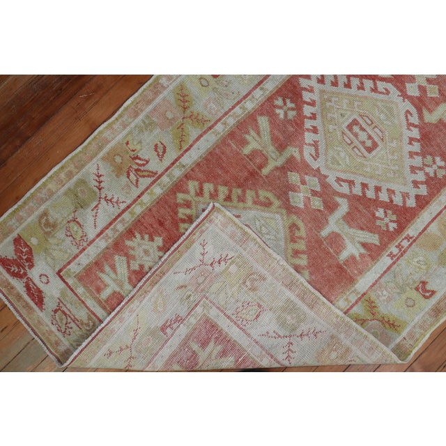 Early 20th Century Early 20th Century Zabihi Collection Turkish Oushak Pigeon Small Runner - 3'4" x 6'9" For Sale - Image 5 of 8