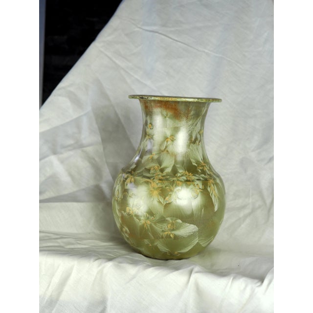 Full gilded crystalline vase, high silhouette. The crystallizations bring a lot of personality and interest to this...