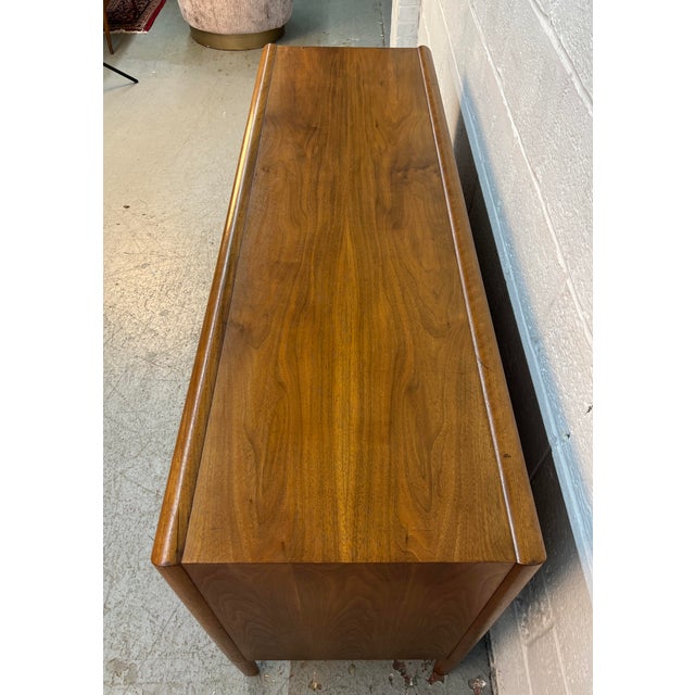 Mid 20th Century Barney Flagg for Drexel Parallel Mid-Century Walnut Credenza For Sale - Image 9 of 16