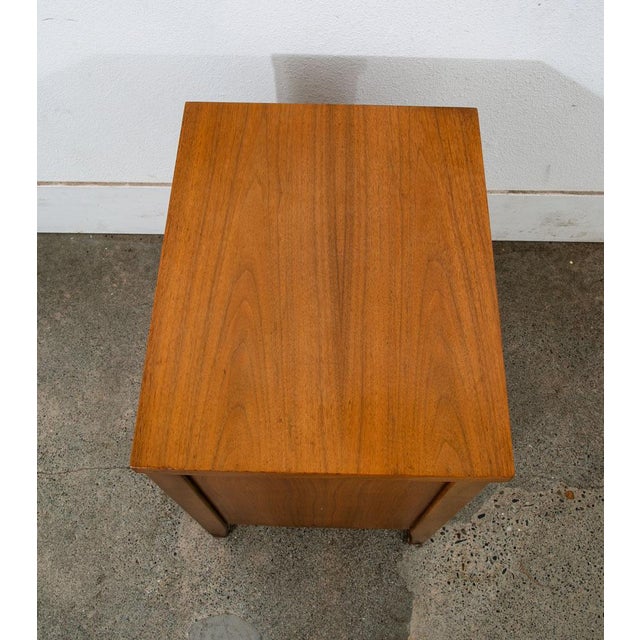 Mid Century Modern Nightstand End Side Table Walnut Single Drawer Vintage MCM For Sale - Image 4 of 8