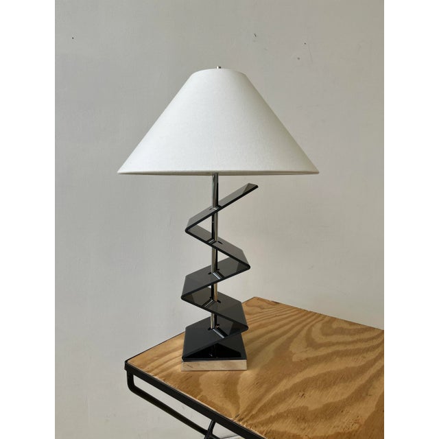 Mid-Century Modern Vintage Smoke Gray Zig-Zag Plexi / Acrylic Table Lamp, Circa 1970s For Sale - Image 3 of 9