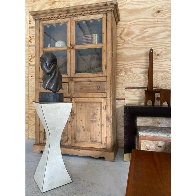 1980s Maitland Smith Tessellated Coral + Brass Pedestal For Sale - Image 5 of 17