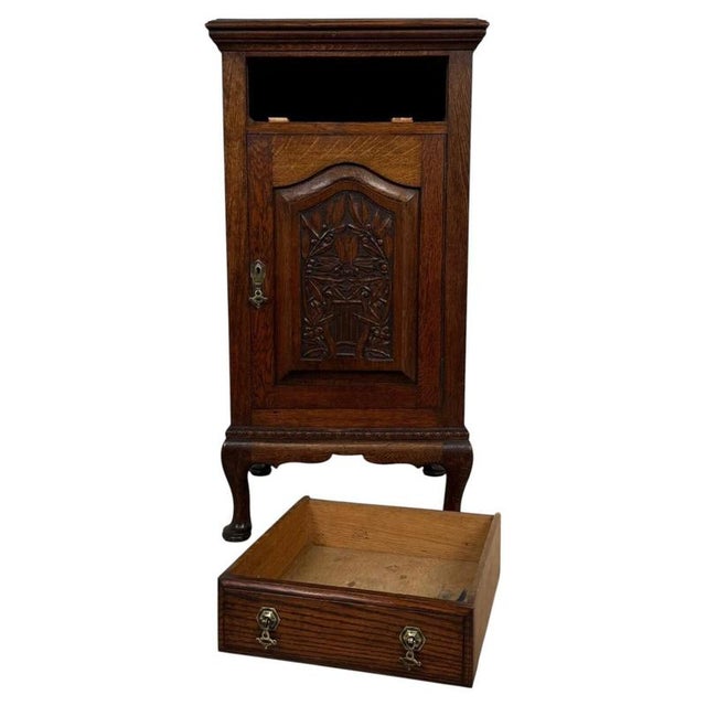 A distinctive early 20th-century English cabinet, finely crafted from oak and distinguished by its compact proportions,...