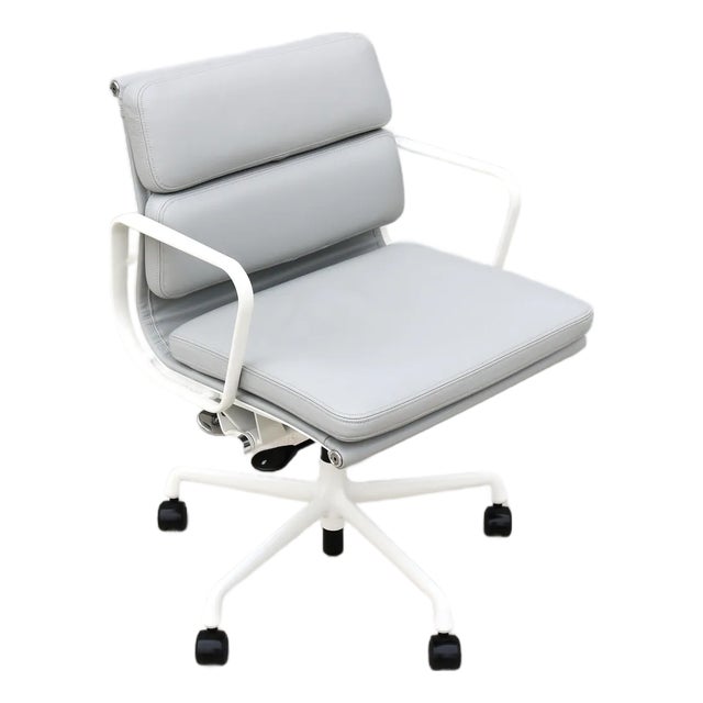 Mid-Century Modern Herman Miller Eames Soft Pad Management Chair in Gray Leather For Sale