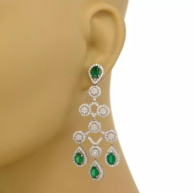 1990s Estate 15 Carats Diamond Emerald 18k White Gold Chandelier Earrings For Sale - Image 5 of 5