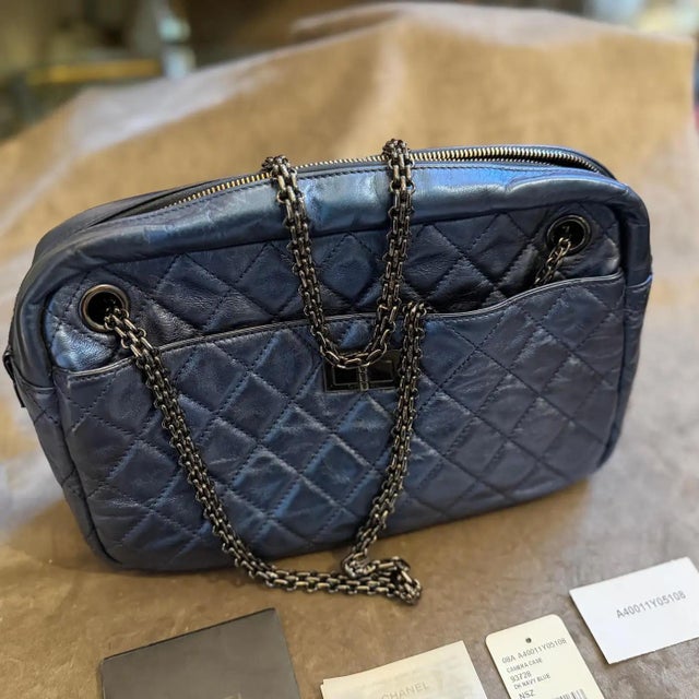 Royal Blue Iconic Chanel 2.55 Blue Metallic Leather and Black Chain Shoulder Bag For Sale - Image 8 of 17