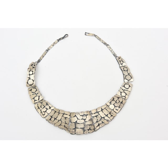 Modern Vintage Sterling Silver Pebbled Design Collar Necklace Hallmarked For Sale - Image 3 of 10