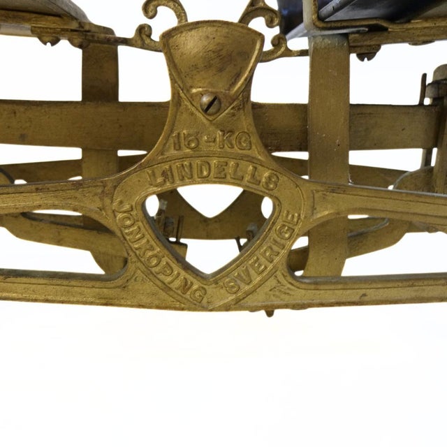 Antique painted Cast Iron Scale from LINDELLS JÖNKÖPING Sweden 15KG. Goldpainted with weights. Early 1900s