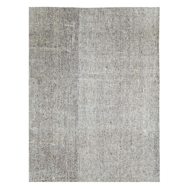 Galerie Shabab Collection Mid-20th Century Handmade Turkish Flatweave Kilim Large Room Size Carpet in Grey For Sale - Image 4 of 10
